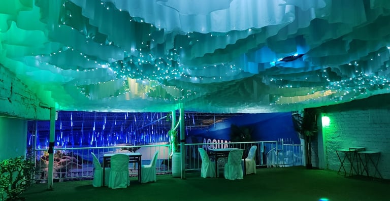 Instalación futurista con luces neon turquesa y azul, pantallas LED y arquitectura moderna