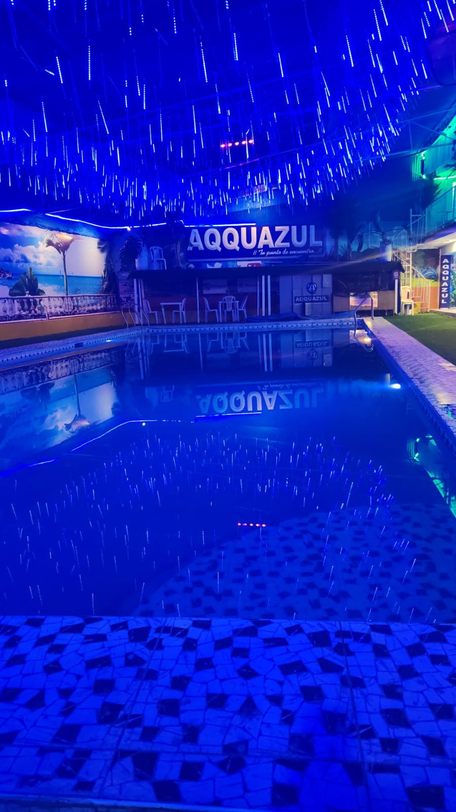 Piscina AQQUAZUL nocturna con luces azules